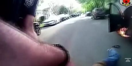 Policajci riskirali svoj život da spase muškarca iz gorućeg automobila (Screenshot YouTube/Inside Edition/Roselle PD)
