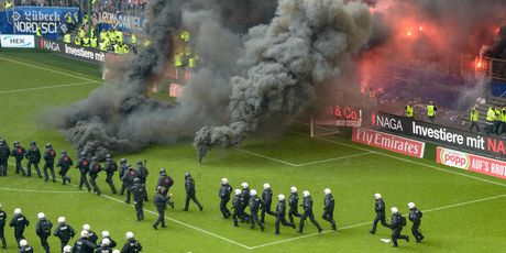 Navijači HSV-a napravili su kaos (Foto: AFP)