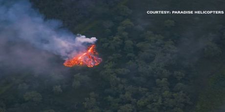 Otvara se nova pukotina na vulkanu (Screenshot: Reuters)