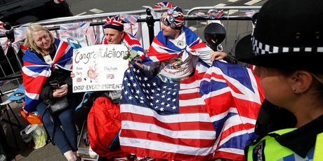 Fanovi ispred dvorca Windsor (Foto: AFP)
