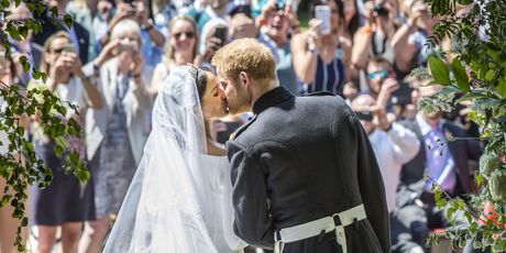 Poljubac princa Harryja i Meghan Markle (Foto: AFP)