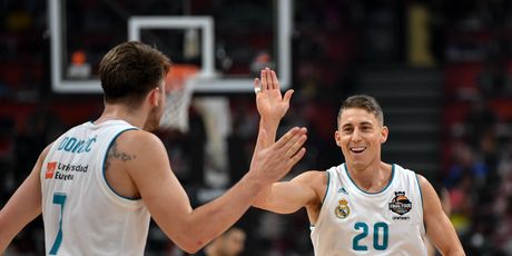 Luka Dončić i Jaycee Carroll (Foto: AFP)