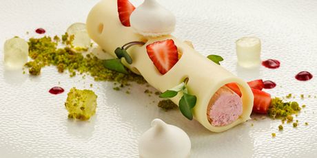 Mousse od jagoda, hrskava bijela čokolada, crumble od pistacije i žele od bazge
