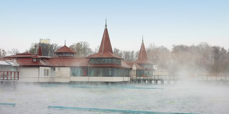 Mistično jezero Hevíz nalazi se na oko sat vremena od hrvatske granice