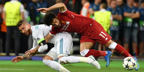 Sergio Ramos ruši Mohameda Salaha (Foto: AFP)