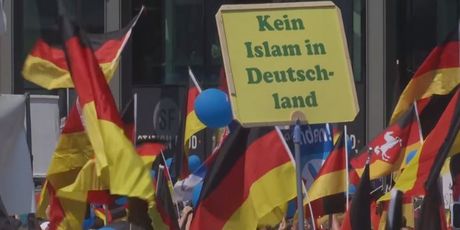 Prosvjed u Berlinu (Screenshot: Reuters)