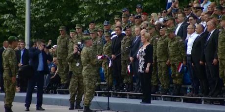 Predaja zastave predsjednici na Jarunu (Foto: Dnevnik.hr)