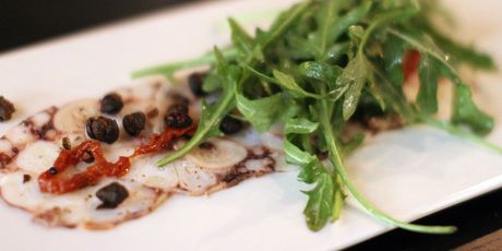 Carpaccio od hobotnice (75 kn); jadranska hobotnica uhvaćena ispod kamena, sušene rajčice,
hrskave kapare s mladim salaticama, začinjeno s osvježavajućim dresingom naranče