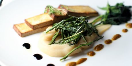 Vege glavno jelo: Proljetni užitak (65kn)
(krema od celera, šparoge, sotirani špinat, pečeni tofu, povrtni umak)