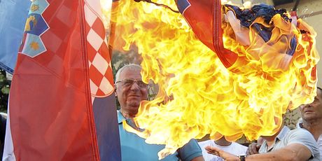 Vojislav Šešelj pali hrvatsku zastavu (Foto: AFP)