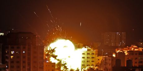 Izraelski projektil pogodio Gazu (Foto: AFP)