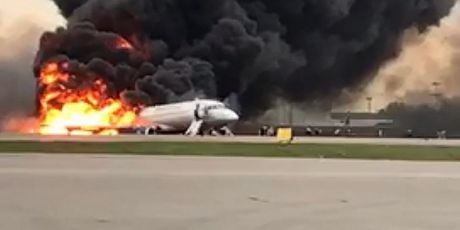 Avion u plamenu na moskovskom aerodromu (Foto: AFP)