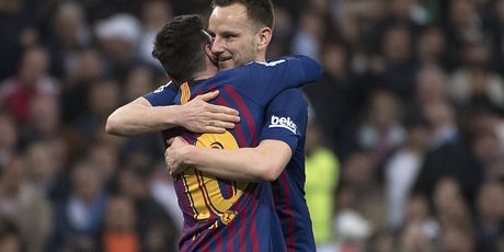 Rakitić i Messi u zagrljaju (Foto: AFP)