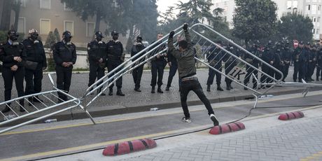 Neredi u Tirani (Foto: Gent SHKULLAKU / AFP)
