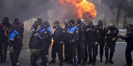 Neredi u Tirani (Foto: Gent SHKULLAKU / AFP)