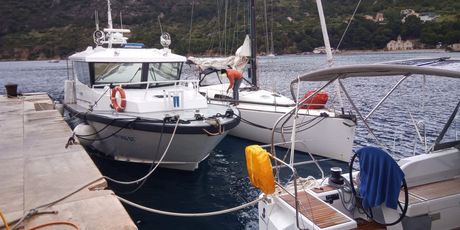 Spašavanje posade jedrilice kod Visa (Foto: PU splitsko-dalmatinska)