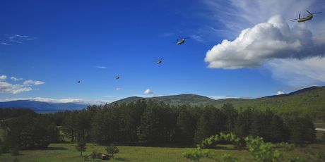 17 savezničkih helikoptera doletjelo u vojarnu Udbina (Foto: MORH)