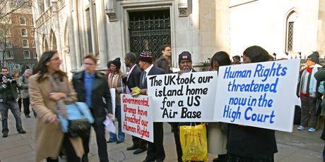 Stanovnici otoka Chagos, prosvjed u Londonu (Foto: CARL DE SOUZA / AFP)