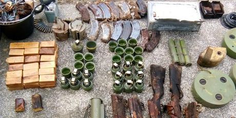 U grobu pronađena velika količina oružja (Foto: PU vukovarsko-srijemska) - 5