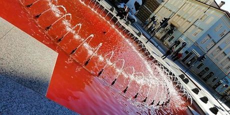 Voda u riječkoj fontani obojana u crveno (Foto: Facebook/Obrani PRAVO NA IZBOR) - 1