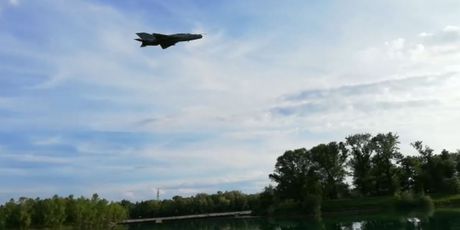 MiG-21 HRZ-a u brišućem letu iznad jarunskog jezera (Screenshot: Dnevnik.hr)