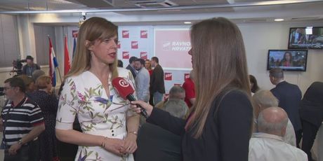 Kandidatkinja liste SDP-a Biljana Borzan razgovara s Barbarom Štrbac (Foto: Dnevnik.hr)