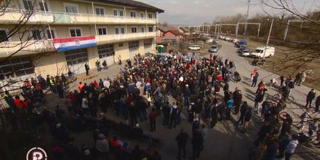 Prosvjed protiv useljivanja Roma u zgradu na Petruševcu (Foto: Dnevnik.hr) - 2