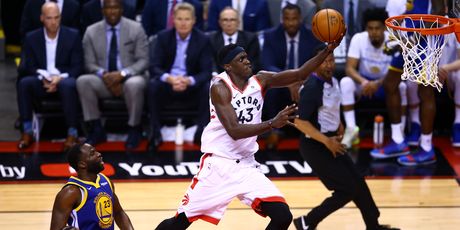 Pascal Siakam polaže protiv Warriorsa (Foto: AFP)