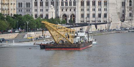 Budimpešta, dizalica za izvlačenje brodice (Foto: Attila KISBENEDEK / AFP)