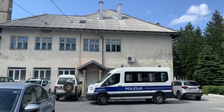 Policijski izvidi u zgradi općine u Gračacu