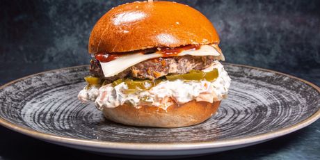 Zagrebački burger s francuskom salatom