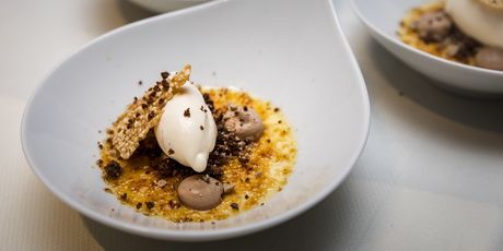 Ragu od banane s creme brulleom, crumbleom, bijelim ganacheom i sladoledom od sezama