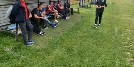 Branko Strupar na klupi Španskog prati izlaganje Ante Bašića, trenera i direktora Coerver Coachinga