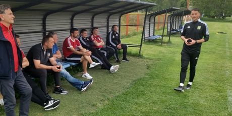 Branko Strupar na klupi Španskog prati izlaganje Ante Bašića, trenera i direktora Coerver Coachinga