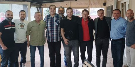 Nikola Jurčević i Zoran Tomić s okupljenim novinarima u NK Špansko