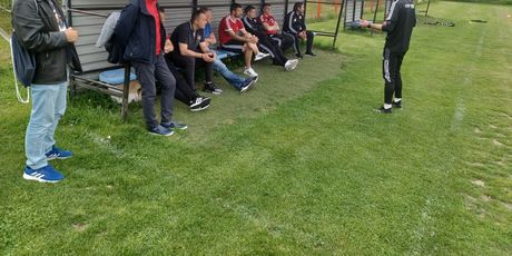 Branko Strupar na klupi Španskog prati izlaganje Ante Bašića, trenera i direktora Coerver Coachinga