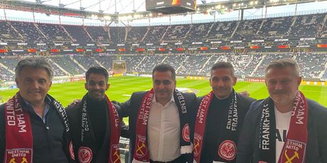 Romeo Jozak sa suradnicima i čelnicima Eintrachta na Waldstadionu u Franktfurtu