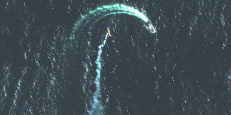 Satelitske snimke Zmijskog otoka, 12. svibnja - 2