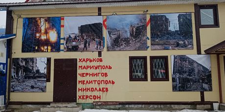Zgrada sa slikama razrušenih ukrajinskih gradova