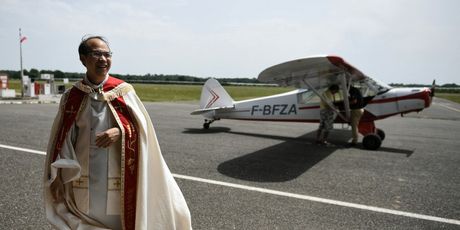 Svećenik u Francuskoj odlučio iz aviona blagosloviti polja i stoku - 2