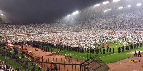 Navijači Hajduka utrčali na teren Poljuda
