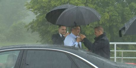 Hrvatski političari s kišobranom - 2