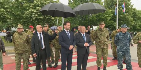 Hrvatski političari s kišobranom - 6