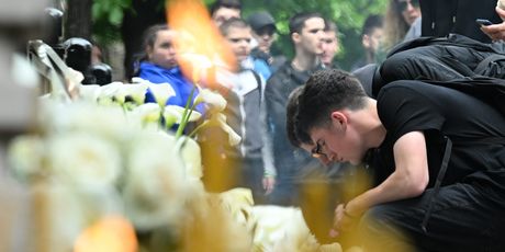 Cvijeće i svijeće pred beogradskom školom