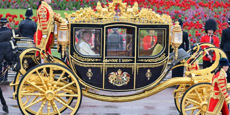 Kralj Charles i Camilla Parker Bowles u kočiji