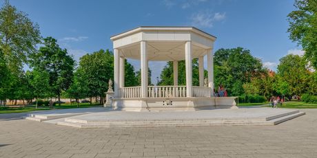 Paviljnon na središnjem gradskom trgu u Bjelovaru napravljen od bračkog kamena