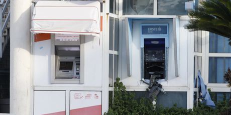 Razneseni bankomati na Turističkom uredu Tučepi - 12