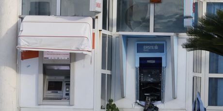 Razneseni bankomati na Turističkom uredu Tučepi - 15