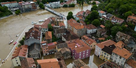 Zračne snimke poplavljenog grada zbog izlijevanja rijeke Zrmanje