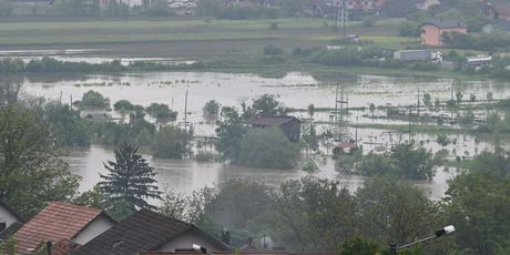 Zbog jakih oborina rijeka Una se izlila iz korita i poplavila - 6